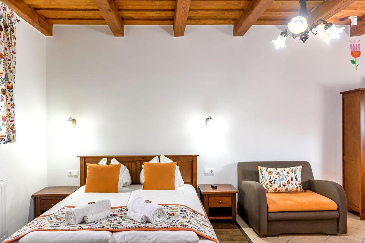 Cherry Apartmanhaz Sarvar Luaran gambar