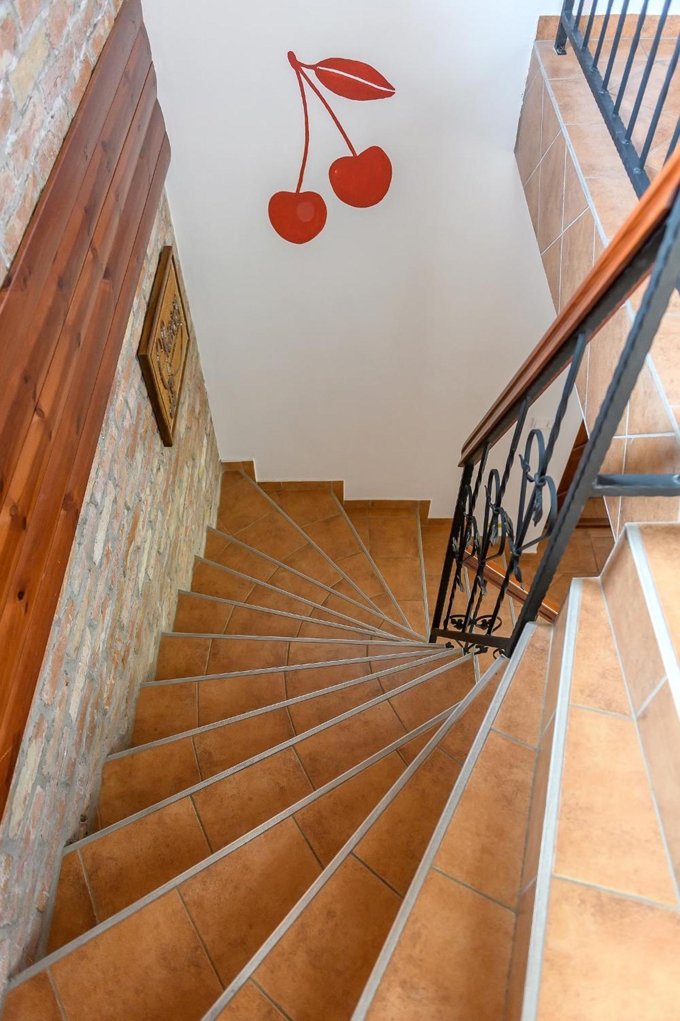 Cherry Apartmanhaz Sarvar Luaran gambar