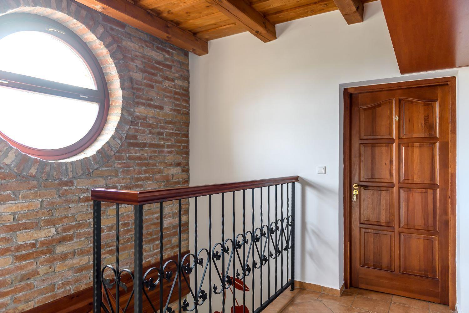 Cherry Apartmanhaz Sarvar Luaran gambar