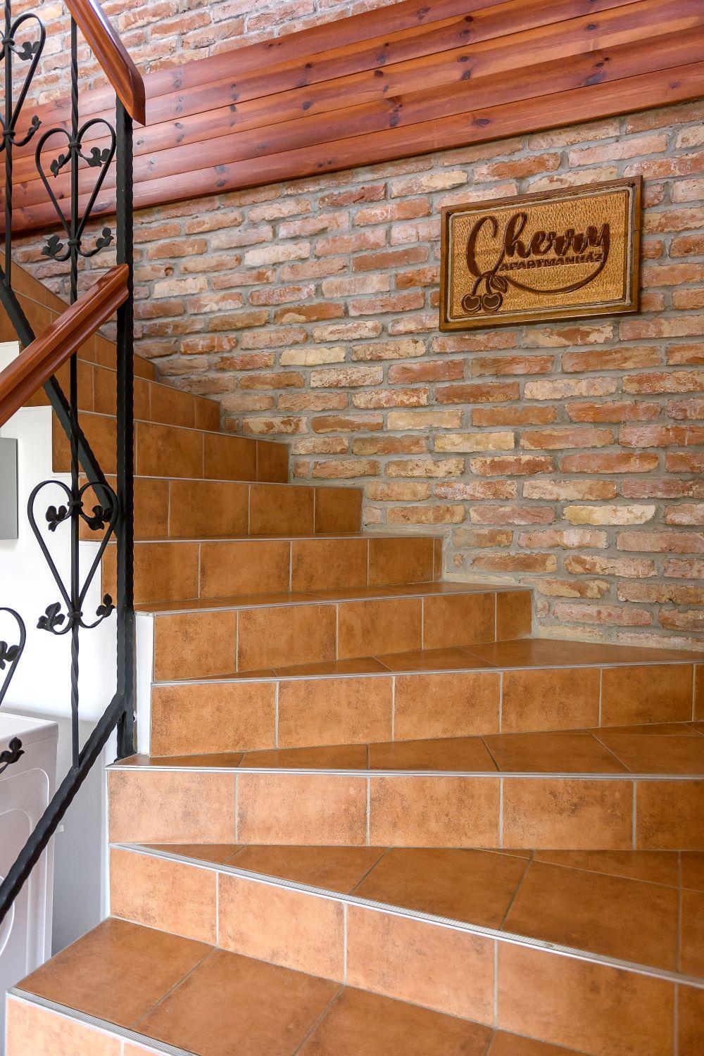 Cherry Apartmanhaz Sarvar Luaran gambar