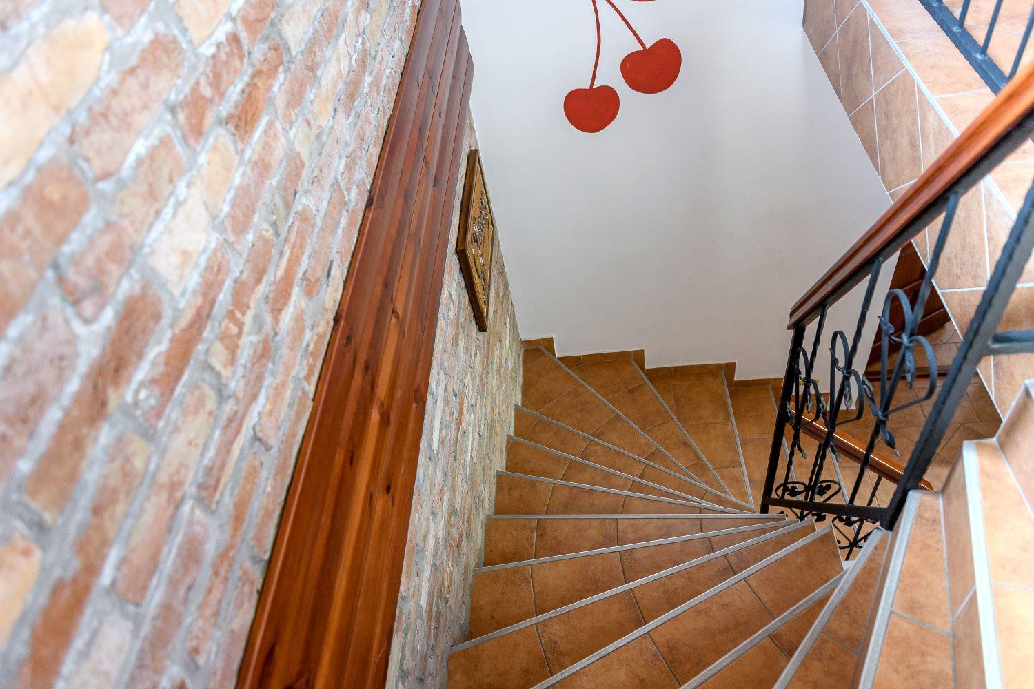 Cherry Apartmanhaz Sarvar Luaran gambar