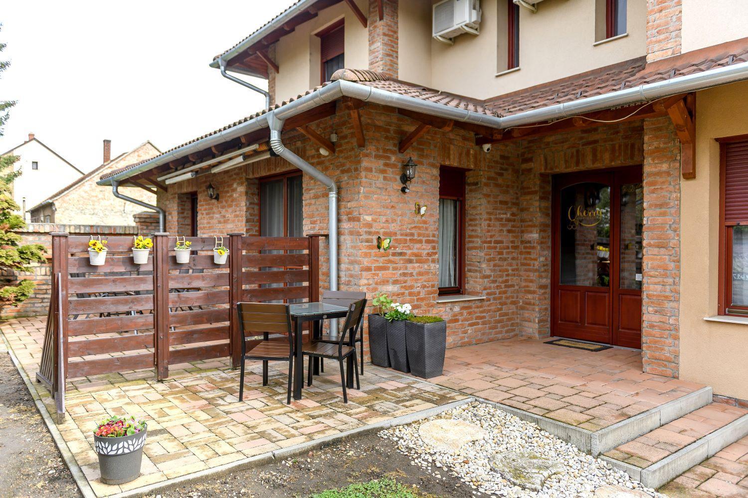 Cherry Apartmanhaz Sarvar Luaran gambar