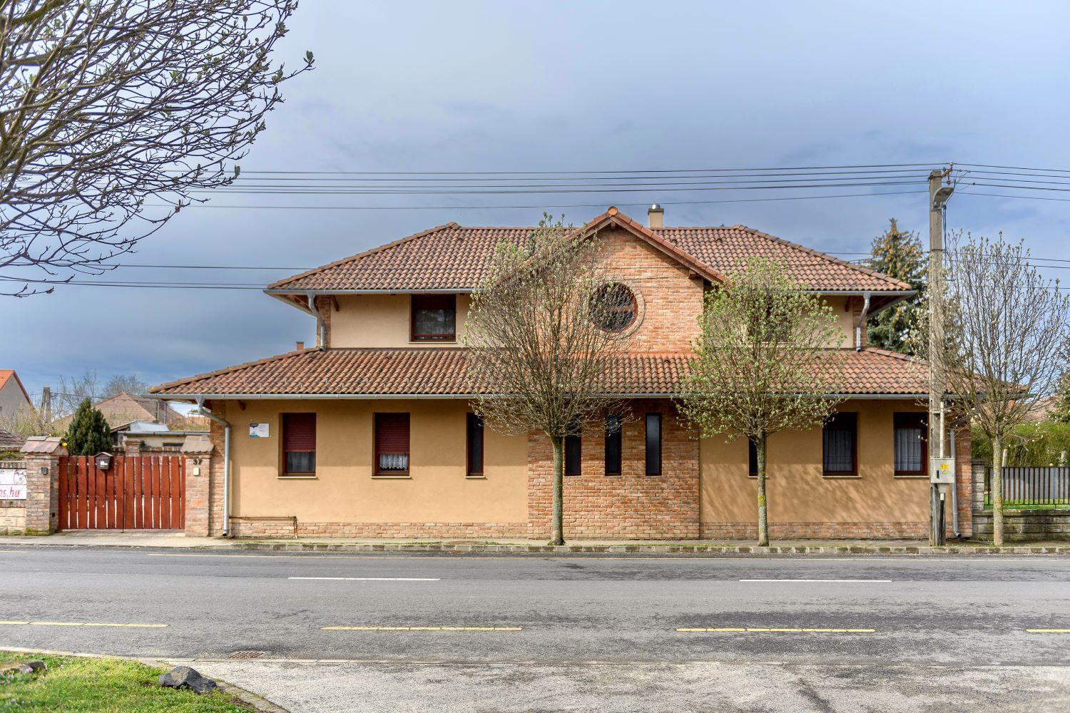 Cherry Apartmanhaz Sarvar Luaran gambar