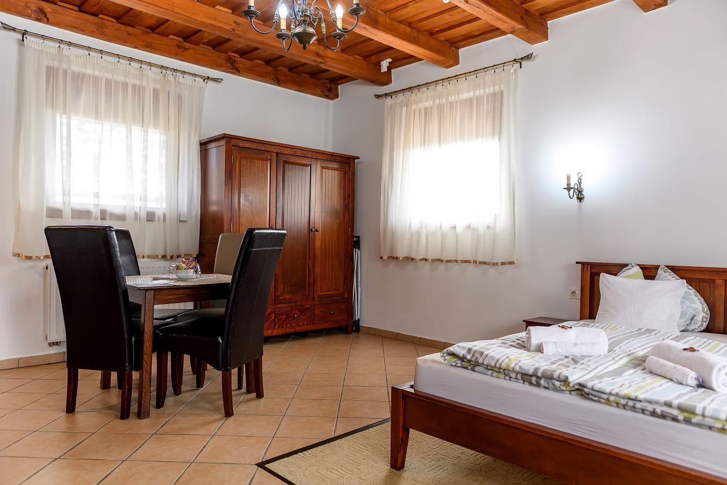 Cherry Apartmanhaz Sarvar Luaran gambar