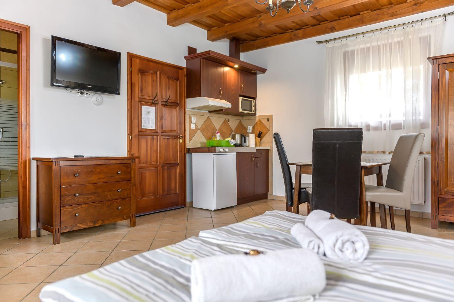 Cherry Apartmanhaz Sarvar Luaran gambar