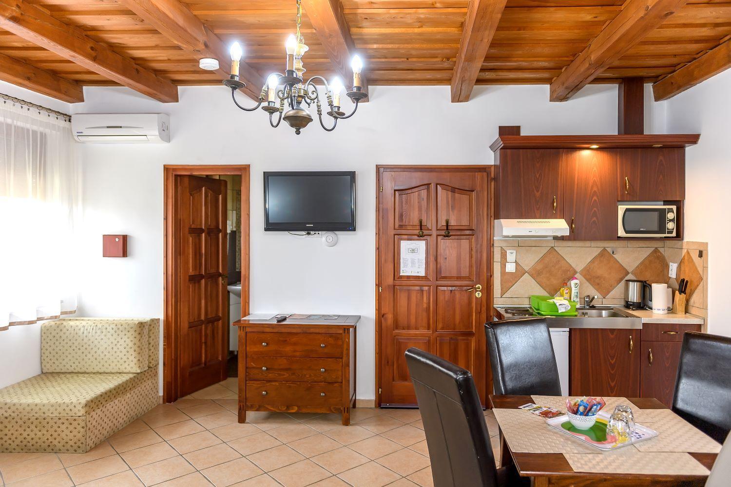 Cherry Apartmanhaz Sarvar Luaran gambar