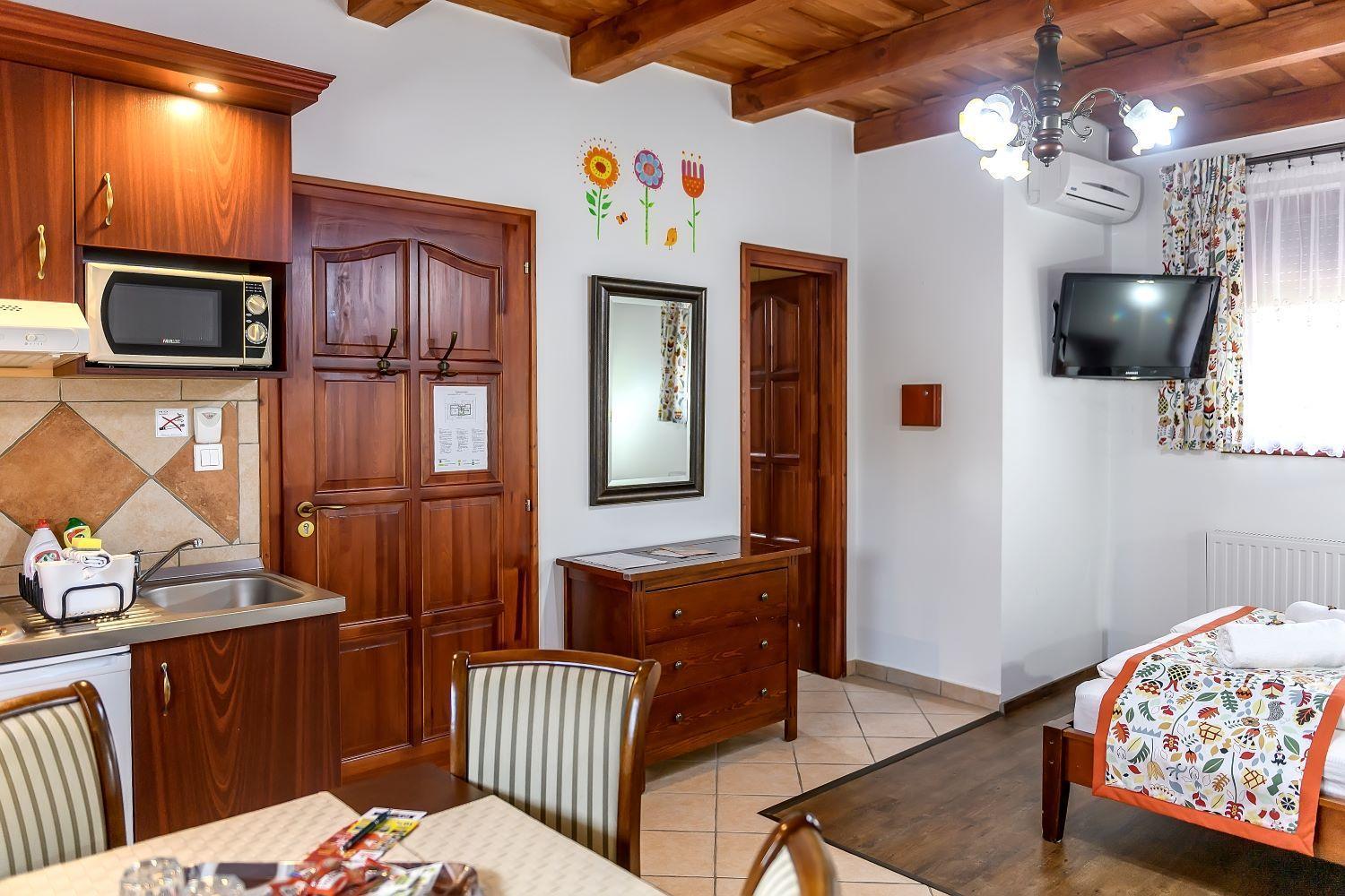 Cherry Apartmanhaz Sarvar Luaran gambar