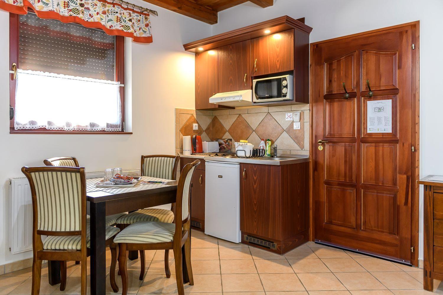 Cherry Apartmanhaz Sarvar Luaran gambar