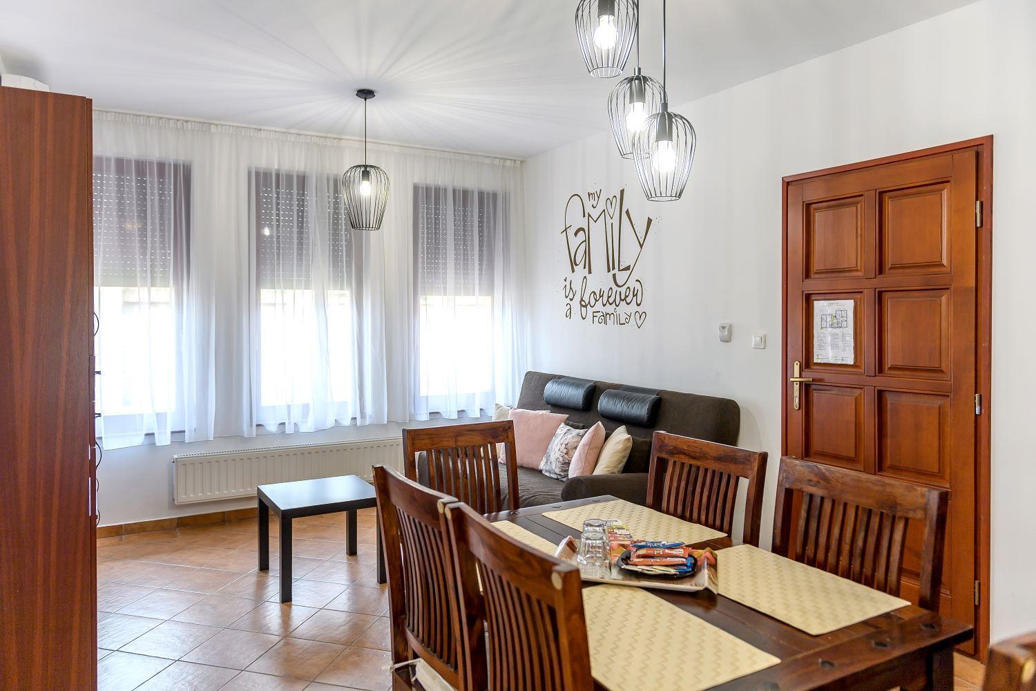 Cherry Apartmanhaz Sarvar Luaran gambar