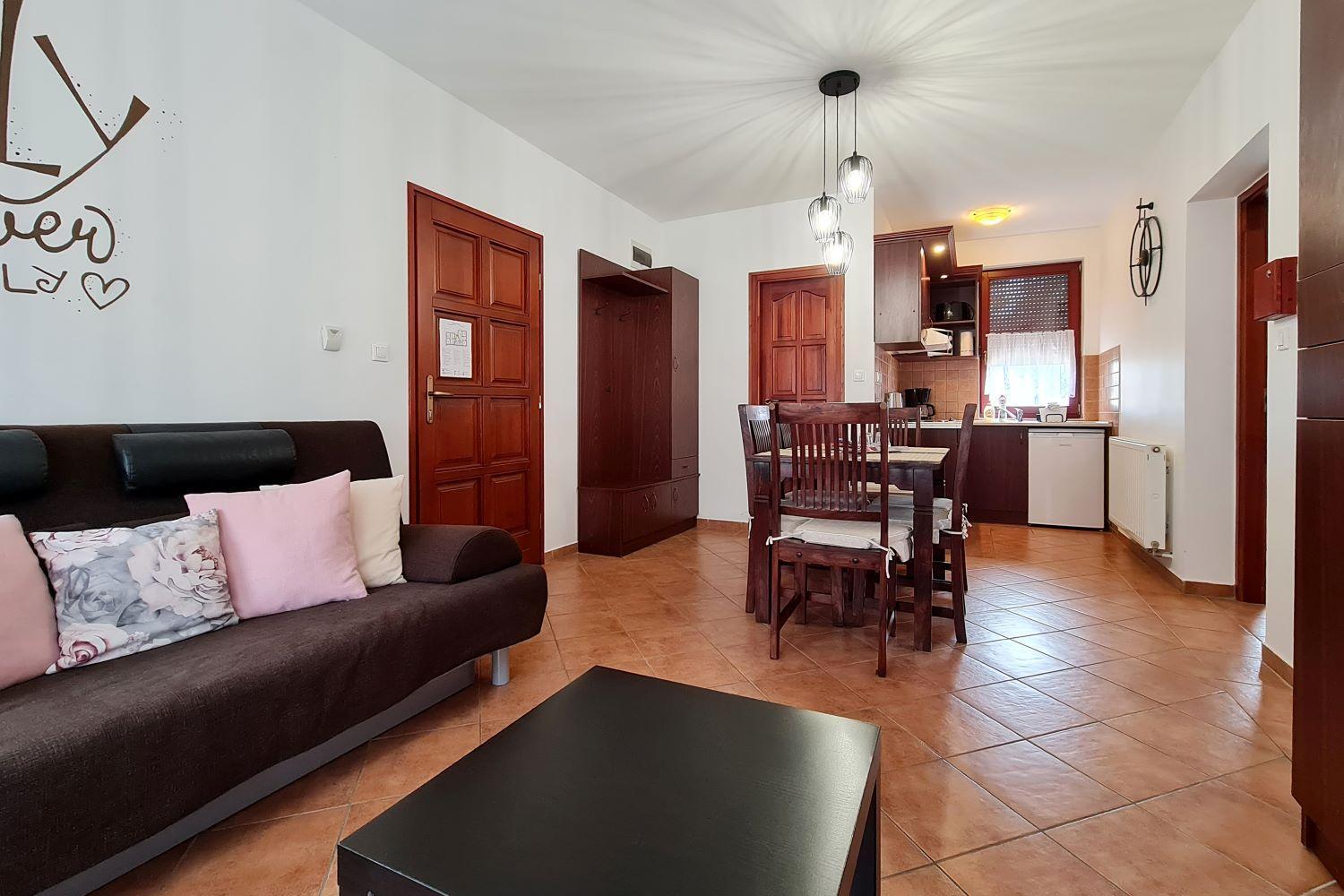 Cherry Apartmanhaz Sarvar Luaran gambar
