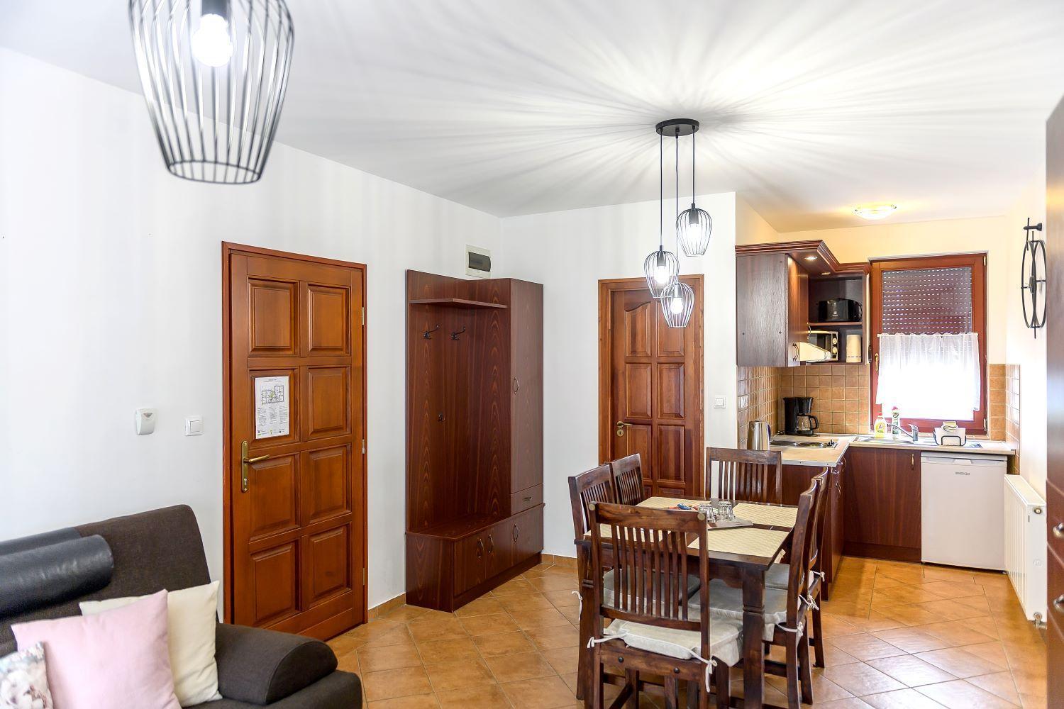 Cherry Apartmanhaz Sarvar Luaran gambar
