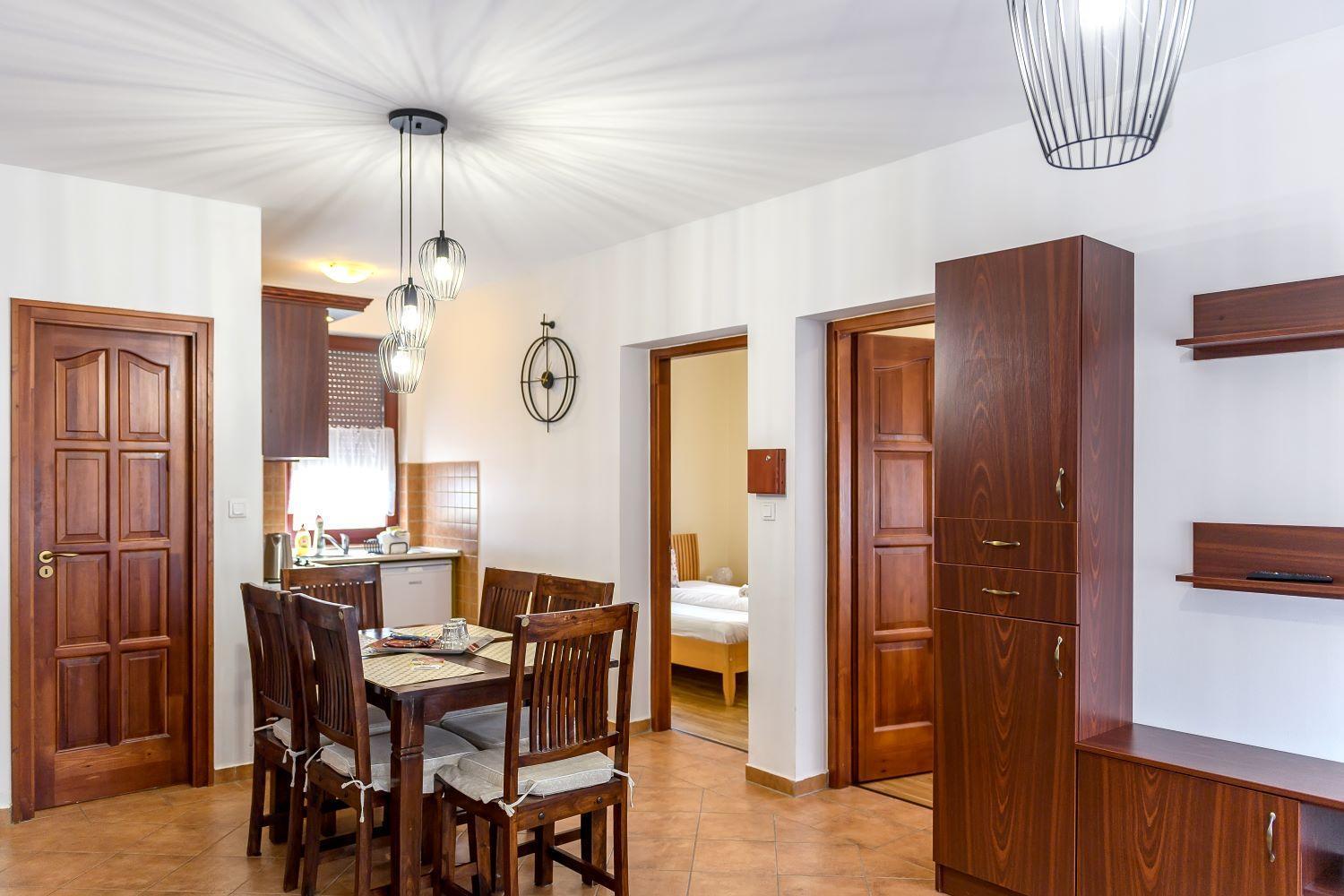 Cherry Apartmanhaz Sarvar Luaran gambar