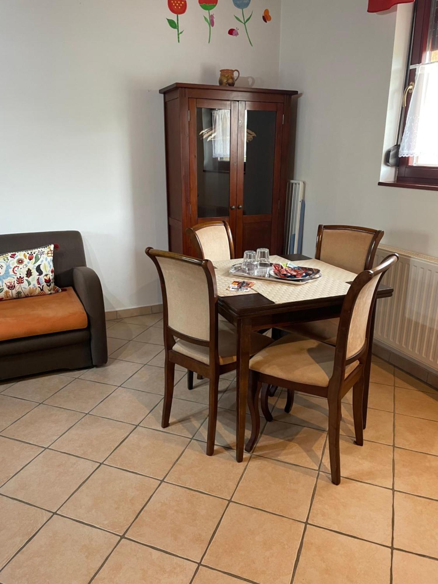 Cherry Apartmanhaz Sarvar Luaran gambar