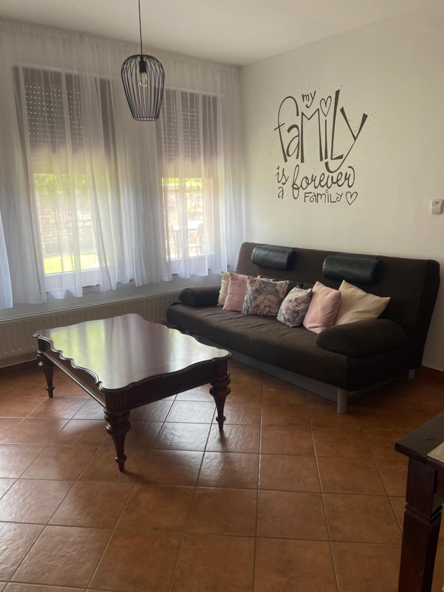 Cherry Apartmanhaz Sarvar Luaran gambar