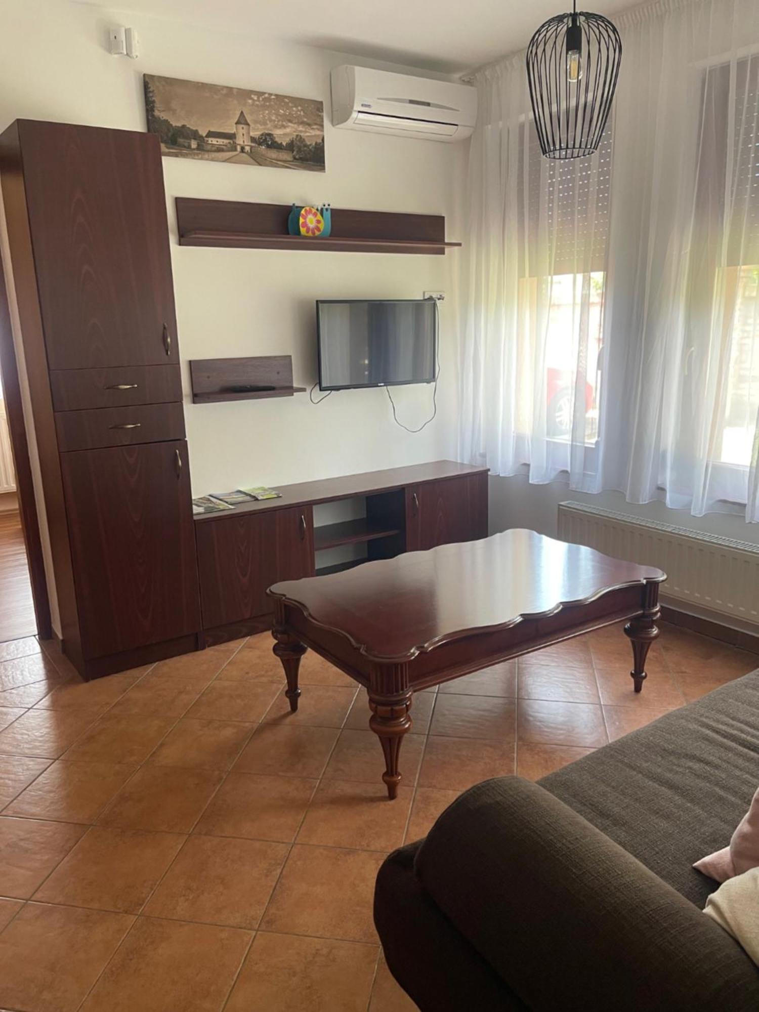 Cherry Apartmanhaz Sarvar Luaran gambar