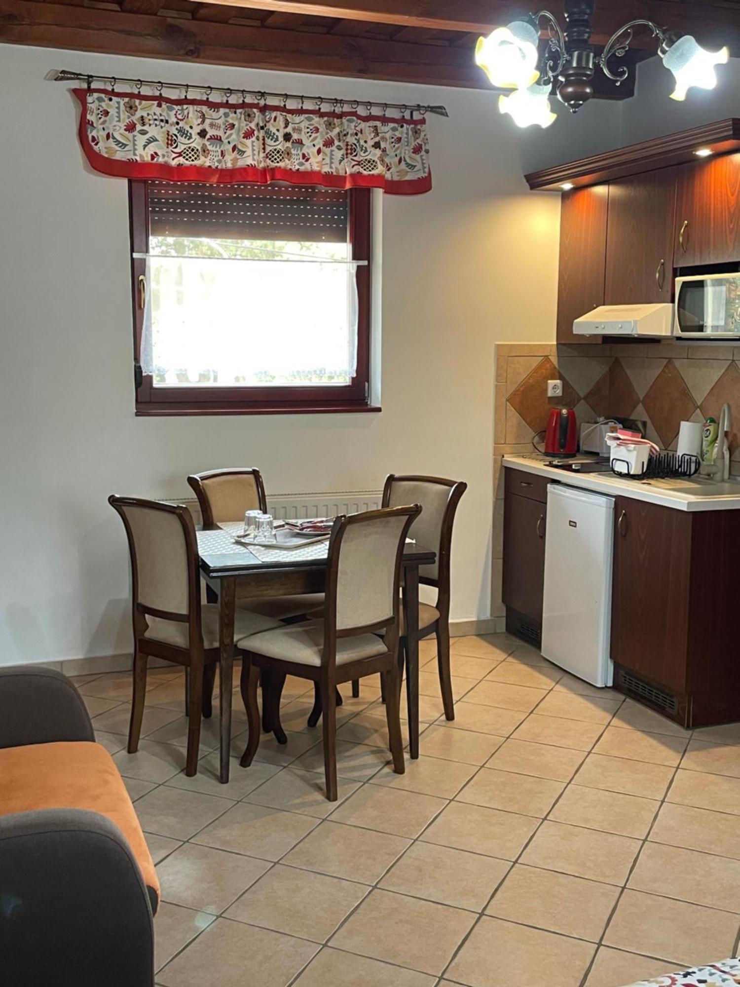 Cherry Apartmanhaz Sarvar Luaran gambar