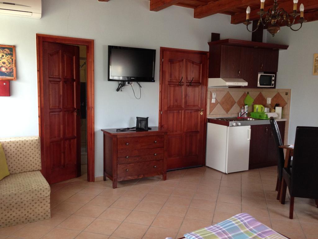 Cherry Apartmanhaz Sarvar Luaran gambar