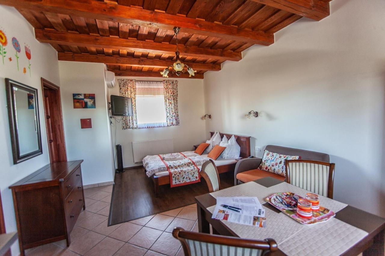 Cherry Apartmanhaz Sarvar Luaran gambar