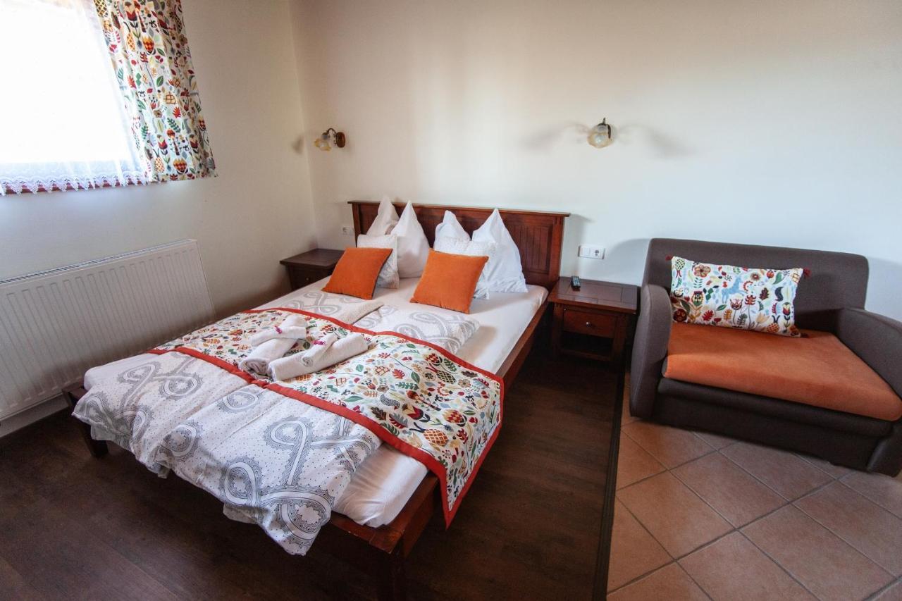Cherry Apartmanhaz Sarvar Luaran gambar